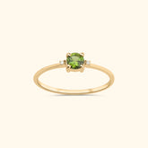 Fijne 9 karaat gouden damesring met ronde groene toermalijn en twee kleine diamantjes